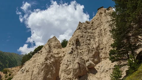 Movement of clouds and water flows in a stormy river in the Caucasus mountais Video stock 87300345