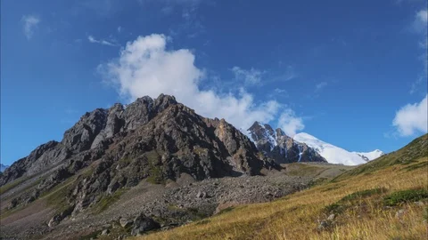 Movement of clouds over a mountain peak Stock Footage 129503781