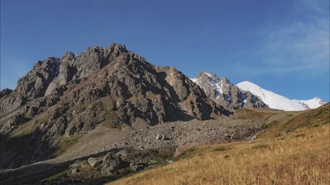 The movement of clouds over a mountain peak Stockbeeldmateriaal 129503833