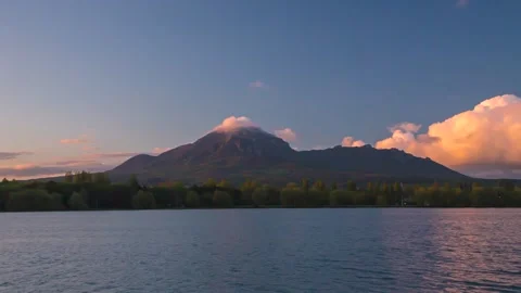 The movement of clouds over a mountain peak and lake Vidéo 151424559