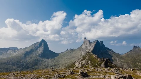 Movement of clouds over the mountains against the blue sky. time lapse Vidéo 123455740