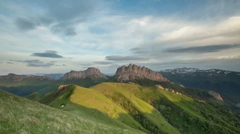 Movement of clouds over the summer slopes of Caucasus Mountains Vidéo 67273312
