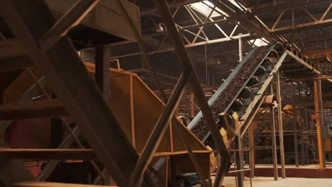 Movement of the conveyor with clay Stockbeeldmateriaal 163290167