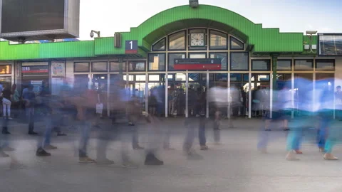 The movement of the crowd of passengers at the passage on the platform of sub Stock Footage 90131918