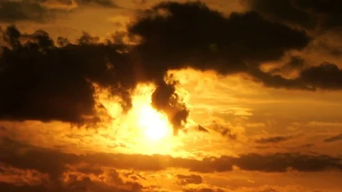 Movement of cumulus clouds against the background of the sun. Video stock 75863978