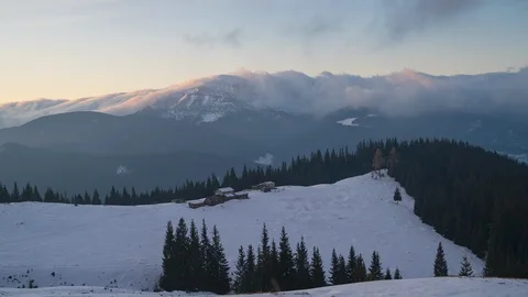 The movement of a dense layer of clouds above the ground. Mountains sprout from Stockbeeldmateriaal 124728288