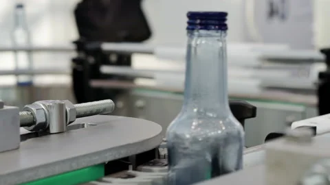 The movement of empty bottles along the conveyor belt. Video stock 166561131