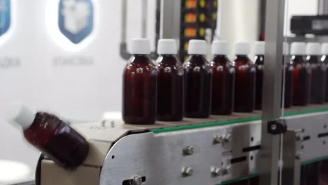 The movement of empty bottles on the conveyor. 库存影片 244664342