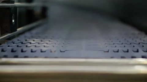 The movement of an empty conveyor line in production. Video stock 148112199