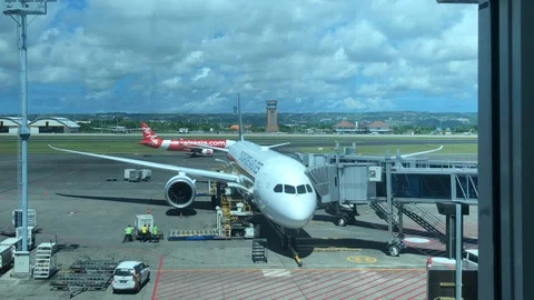 Movement to gate at the airport overlooking the preparing aircraft Vidéo 108201911