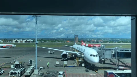 Movement to gate at the airport overlooking the preparing aircraft Vidéo 108201916