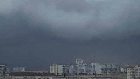Movement of grey clouds over the city Vídeos de archivo 129755424