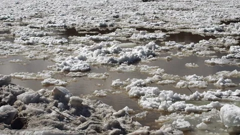 The movement of ice floes on the river during an ice drift in the spring. 库存影片 88537693