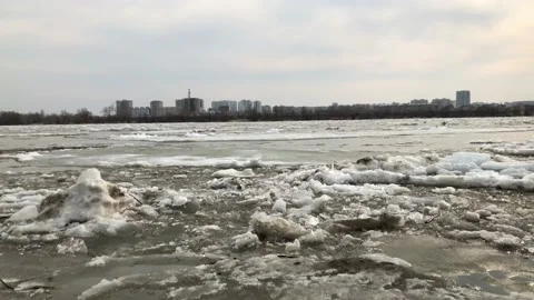 The movement of ice on the river in the spring after a cold winter in Siberia. 動画素材 128540190
