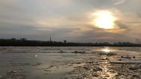 The movement of ice on the river in the spring after a cold winter in Siberia. 動画素材 128540277