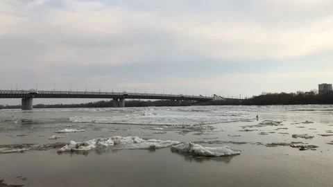 The movement of ice on the river in the spring after a cold winter in Siberia. 動画素材 128540352