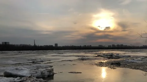 The movement of ice on the river in the spring after a cold winter in Siberia. 動画素材 128540677