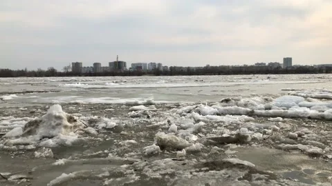 The movement of ice on the river in the spring after a cold winter in Siberia. 動画素材 130061508