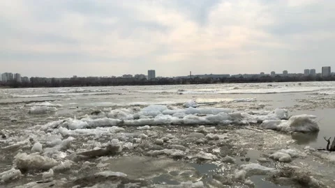 The movement of ice on the river in the spring after a cold winter in Siberia. 動画素材 130061585