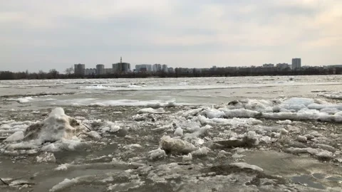 The movement of ice on the river in the spring after a cold winter in Siberia. Video stock 144689357