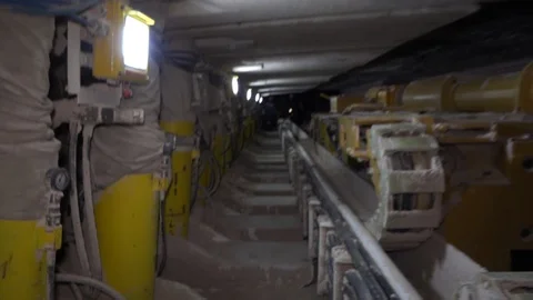 Movement in the mine in the first person 動画素材 86873678