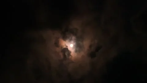 The movement of the moon among the dark clouds of the dark night sky Video stock 285605627