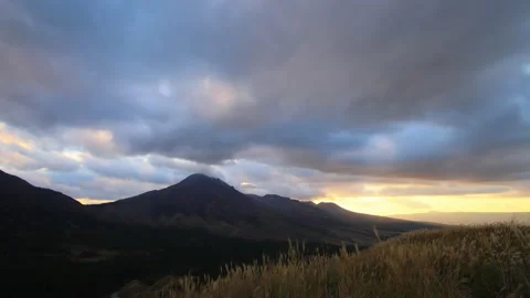 Movement of the mountains and clouds in Aso (Minamiaso, Kumamoto Prefecture) Stock Footage 337709684