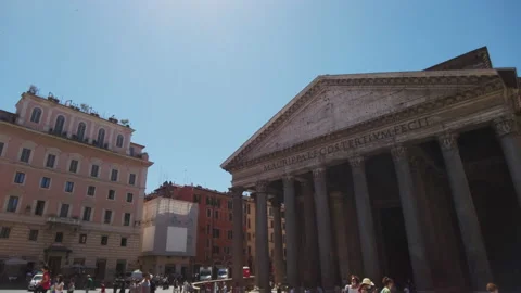 Movement to move away. Piazza della Rotonda in Rome Video stock 133461682