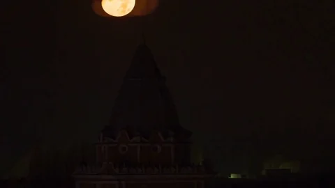 Movement of an orange red moon over the sky 動画素材 73924100