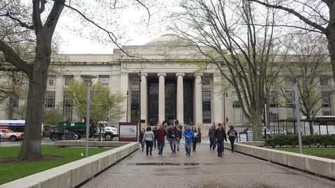 Movement of people in front of the MIT Rogers Building. Cambridge, Massachusetts Vídeos de archivo 120168569