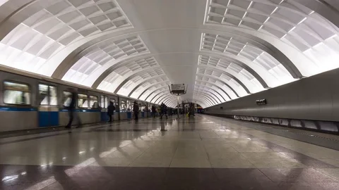 The movement of people on the subway platform when the train arrives, time la Video stock 83848047