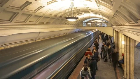 The movement of people on the subway platform when the train arrives, time la Stock Footage 85099724
