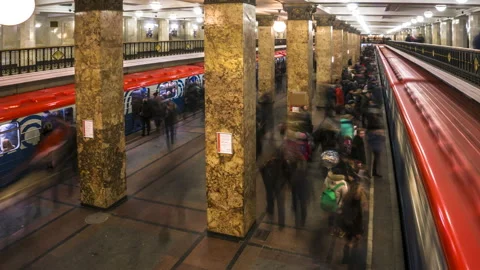 The movement of people on the subway platform when the trains arrives, and de Stock Footage 86830567