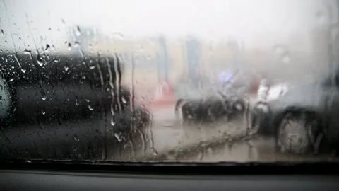 Movement of Rain falling on car windshield,drive car on street in city at heavy 库存影片 136641302