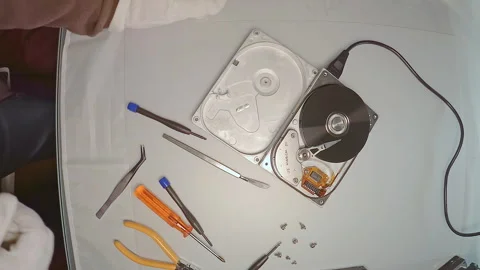 Movement of the reading head of a disassembled PC hard disk. Vídeos de archivo 255511255