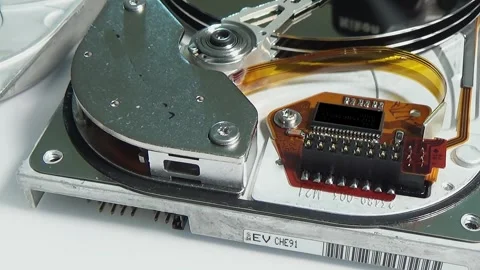 Movement of the reading head of a disassembled PC hard disk. Vídeo Stock 255511290