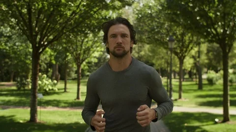 Movement to the target. Athletic man. The guy on a morning run in the park on a 스톡 동영상 115408814