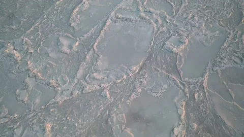Movement with a top view of the icy surface of the Amur Bay. Vladivostok, Russia 库存影片 168120148