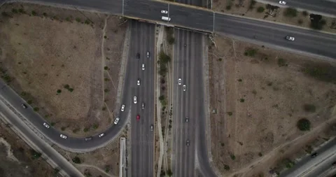 Movement of traffic with a movement backwards from the bridge through signs in Vidéo 308626446