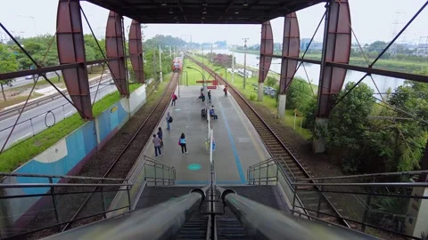 Movement of trains and passengers in platform of Santo Amaro station Stock Footage 149802952