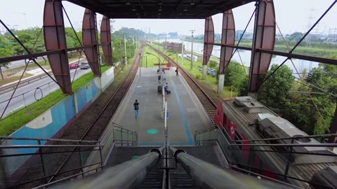 Movement of trains and passengers in platform of Santo Amaro station Stock Footage 149803297