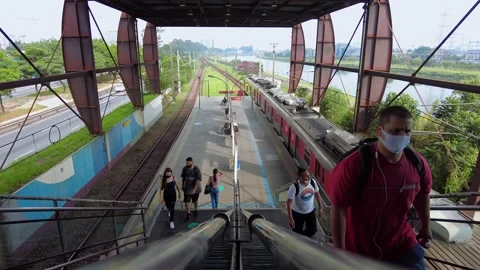 Movement of trains and passengers in platform of Santo Amaro station Stock Footage 149805028