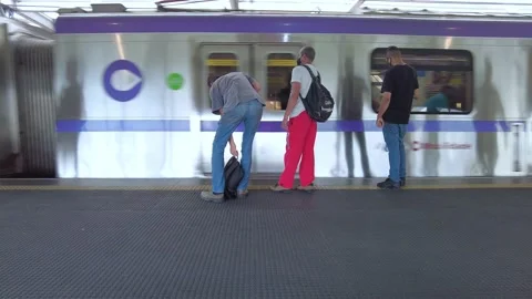 Movement of trains and passengers in platform of Santo Amaro station Stock Footage 149858668