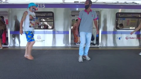 Movement of trains and passengers in platform of Santo Amaro station Stock Footage 149859540