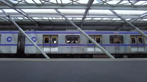 Movement of trains and passengers in platform of Santo Amaro station Stock Footage 149899267