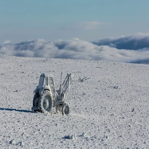 The movements of clouds up to the slopes of the mountains of Caucasus peaks. Stock-Footage 69390937