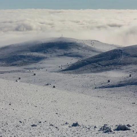 The movements of clouds up to the slopes of the mountains of Caucasus peaks. Stock-Footage 69395507