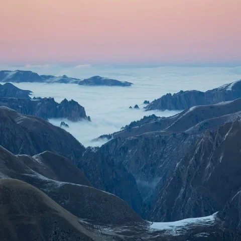 The movements of clouds up to the slopes of the mountains of Caucasus peaks. Stock-Footage 69395726
