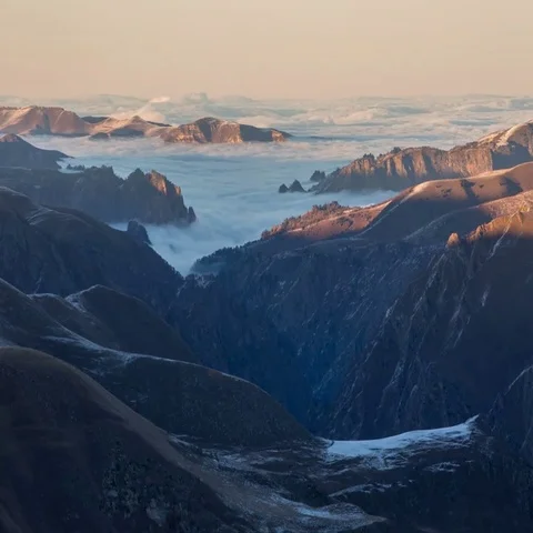 The movements of clouds up to the slopes of the mountains of Caucasus peaks. Stock-Footage 69396097