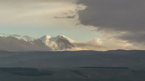 The movements of clouds up to the steep slopes of the mountains of Caucasus Vídeos de archivo 63985282